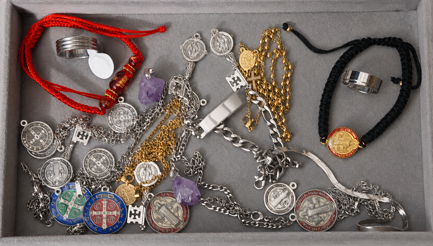 Pulseras, anillos, medallas y protecciones de acero disponibles con Delia